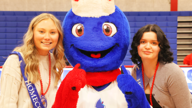 LLCC Homecoming Royals Addy Blimling, Linc the Mascot, and Chloe Cummings