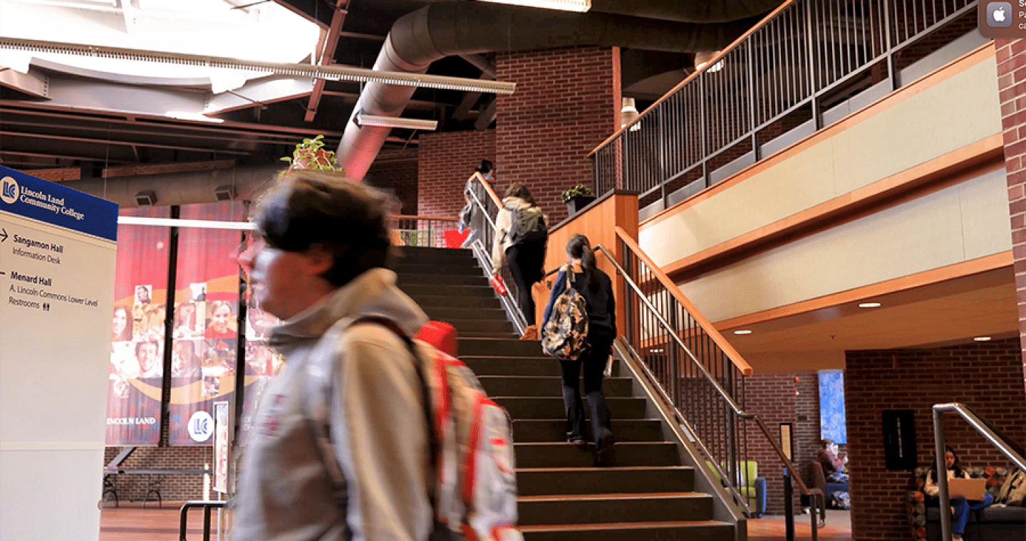 Students walking through Abraham Lincoln Commons